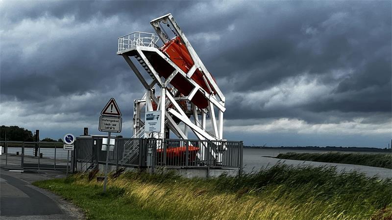 Babyboom auf Krautsand und ein besonderer Hollywood-Filmtipp Am Elbufer steht eine Anlage für Seeleute, die den Umgang mit Freifall-Rettungsbooten lernen müssen.