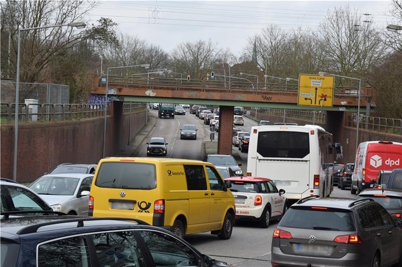 Am Ellerbruchtunnel in Buxtehude staut sich bereits ohne Bauarbeiten oft der Verkehr. Foto: Wisser