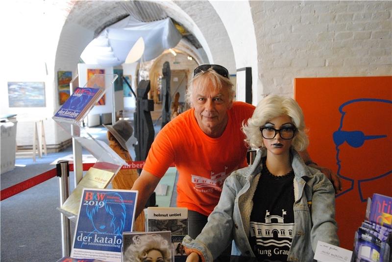 Am Empfang: Ausstellungsleite r A. E. Untiet und Mary.
