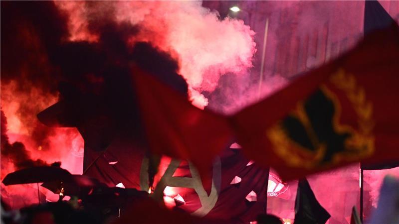 Am Ende der großen linken Demonstration am Abend des 1. Mai in Berlin-Kreuzberg kam es noch zu einigen kleineren Angriffen auf Polizisten. 