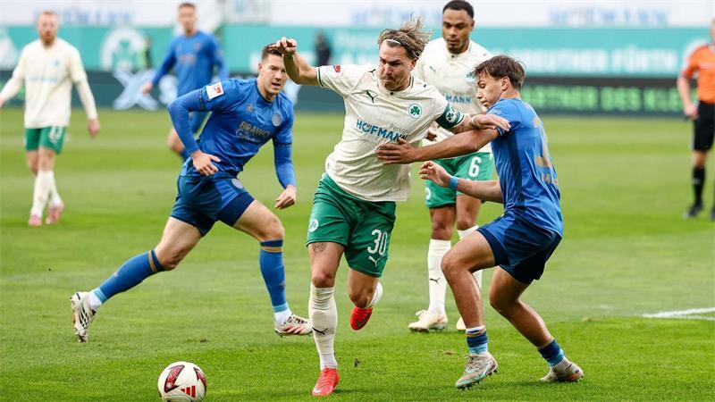 Am Ende eines eher mittelmäßigen Zweitliga-Spiels jubelt Fürth gegen Braunschweig.