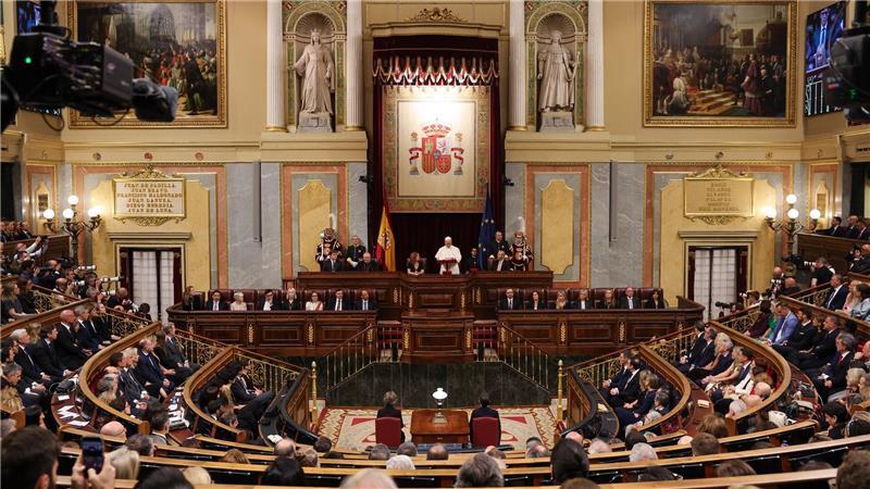 Papst Leo warnt vor Aufrüstung und KI: „Besorgniserregend“ Am Ende gab es Standing Ovations.