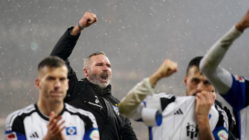 Im Schneegestöber: HSV lacht über Slapstick-Eigentor Am Ende jubelten beide Teams mit ihren Fans. Den HSV freute die Aufholjagd. St. Pauli bleibt Spitzenreiter.