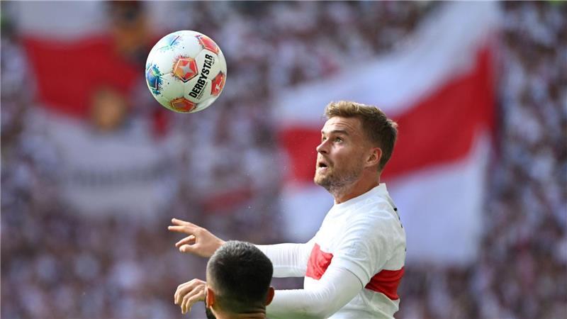 Nach Woltemade-Abschied: VfB jubelt gegen Gladbach Am Ende obenauf: Maximilian Mittelstädt mit dem VfB