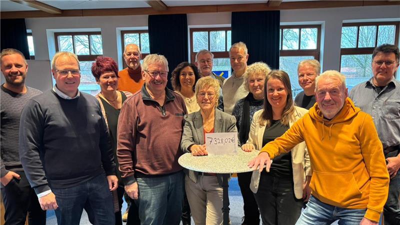 Am Ende treffen sich die fleißigen Verkäufer, die vorher in den Gemeinden unterwegs waren, im Fredenbecker Rathaus.