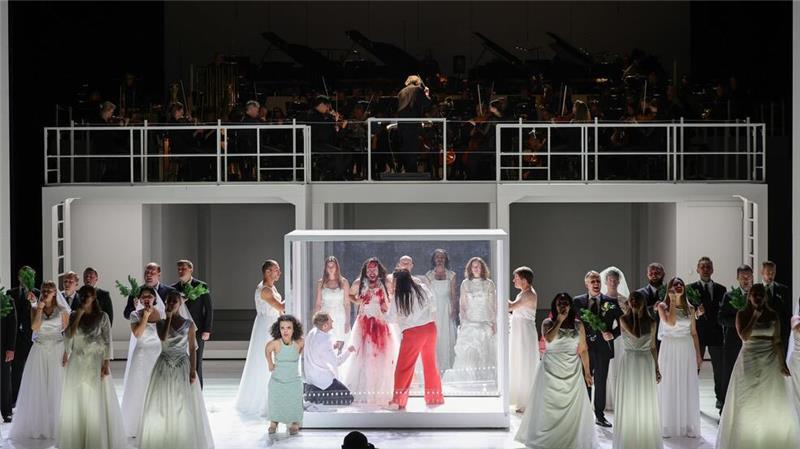 Spielzeiteröffnung an der Staatsoper mit Orffs „Trionfi“ Am Ende wird eine Hochzeit gefeiert.