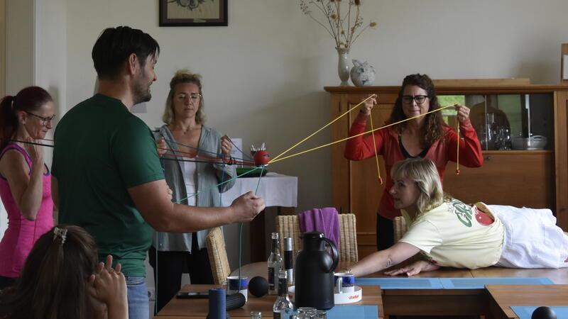 Physiotherapeut Robert Häusler aus Horneburg bei einer Konzentrationsschulung. 