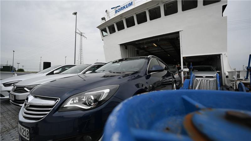 Am Fähranleger nach Borkum ist ein 59-Jähriger mit seinem Auto ins Hafenbecken gefahren. (Archivbild)