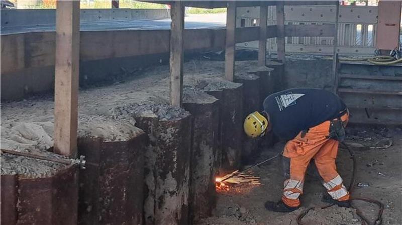 Bauarbeiten an A27-Brücke: B71 bei Wulsdorf gesperrt Am Fahrbahnrad werden die Spundwände abgeschweißt. Später werden dort der Gehweg und der Radweg wieder aufgebaut.