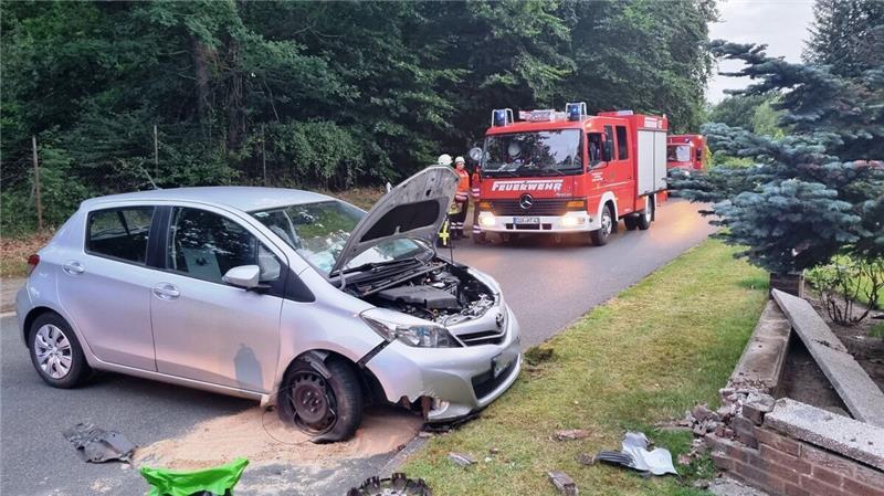 90-jährige Autofahrerin prallt gegen Gartenmauer Am Fahrzeug und an der Gartenmauer entstand ein hoher Sachschaden. Foto: Lange