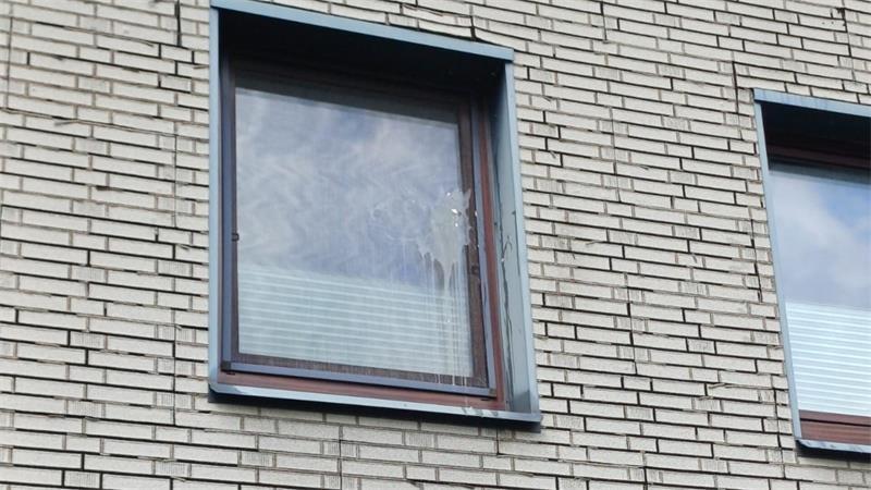 Kopf herausgeschnitten: Ortsbürgermeister fühlt sich bedroht Am Fenster des Wohnhauses Tiedemanns sind Flecken der geworfenen Eier zu sehen.
