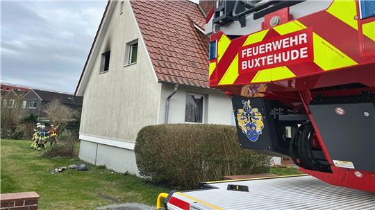 Am Fensterrahmen ist der schwarze Ruß der starken Rauchentwicklung deutlich zu sehen.