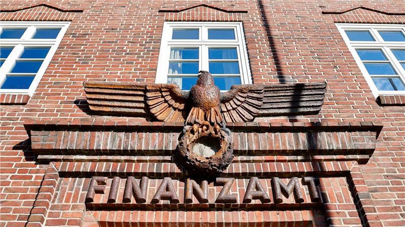 Am Finanzamt in Schleswig hängt auch heute noch ein Reichsadler, nur das Hakenkreuz wurde entfernt.