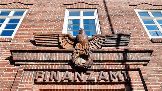 Am Finanzamt in Schleswig hängt auch heute noch ein Reichsadler, nur das Hakenkreuz wurde entfernt.