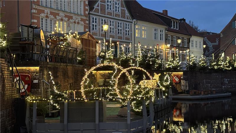 Historisches Gebäude am Fischmarkt: Ex-Weinlager wird zum Weihnachtshaus Am Fischmarkt hat Heiko Helfert vom Tapao auf einem der Pontons einen Fotopoint eingerichtet.