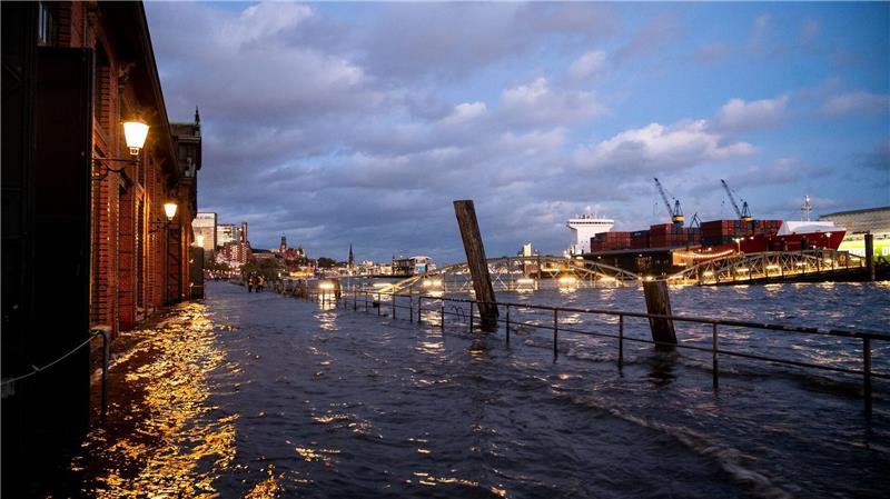 Am Fischmarkt in St. Pauli lässt eine Sturmflut das Wasser der Elbe über die Kaikante schwappen. (Archivbild)