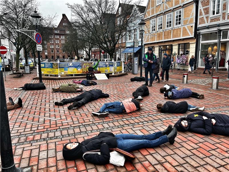 Am Fleth in Buxtehude stellten sich die Klimaaktivisten während der Kundgebung „tot“. Foto: Friday for Future Buxtehude