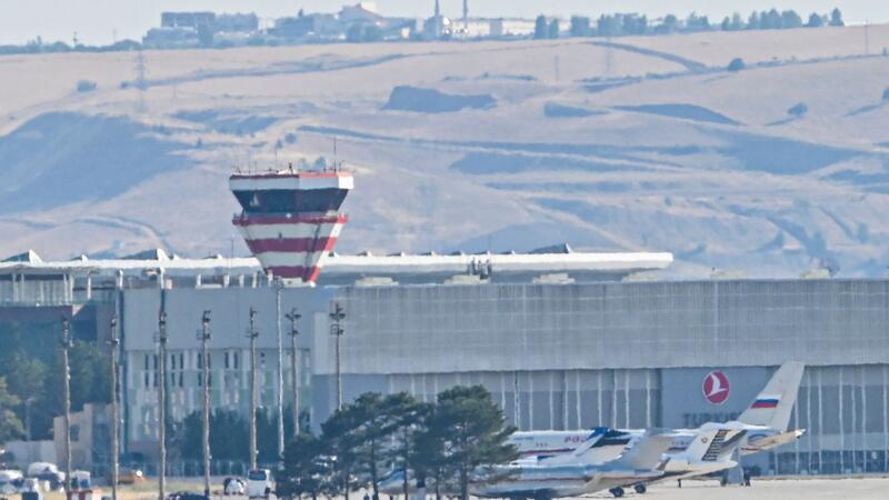 Regierung: Freilassung von Wadim K. „nicht leicht gemacht“ Am Flughafen Ankara landeten Flugzeuge, die vermutlich aus Russland kommende Gefangene transportierten.