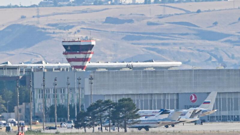 Spektakulärer Gefangenenaustausch zwischen Moskau und Westen Am Flughafen Ankara soll der Gefangenaustausch stattgefunden haben. Nach Angaben des türkischen Geheimdienstes MIT wurden die Betroffenen mit sieben Maschinen aus verschiedenen Ländern eingeflogen.
