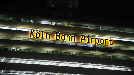 Am Flughafen Köln/Bonn ist ein Mann festgenommen worden, dem vorgeworfen wird, die Terrormiliz IS unterstützt zu haben.