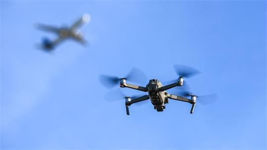 Am Flughafen Leipzig/Halle hat die Polizei eine Drohne nahe einem ukrainischen Flugzeug gesichtet. (Symbolbild)