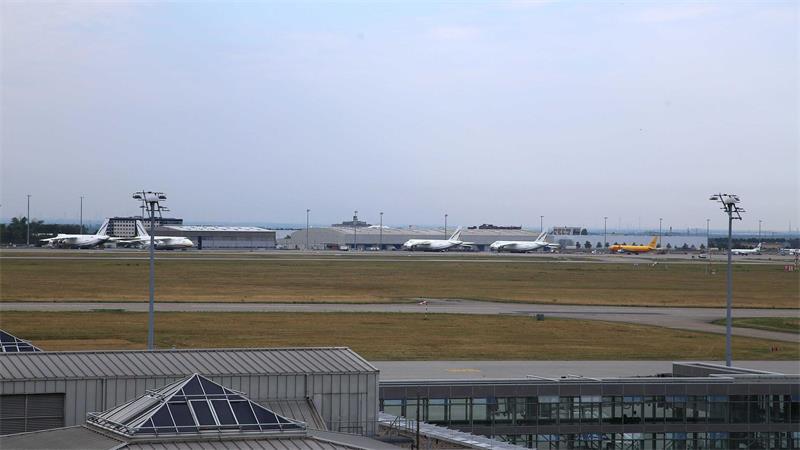 Am Flughafen Leipzig/Halle hat die Polizei eine verdächtige Drohne sichergestellt.