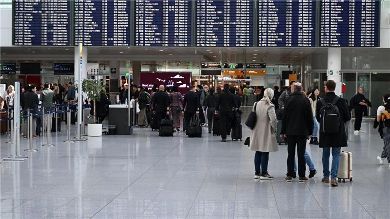 Flughafen München stellt wegen möglicher Drohnen Betrieb ein Am Flughafen München sind am Abend erneut Flüge ausgefallen.