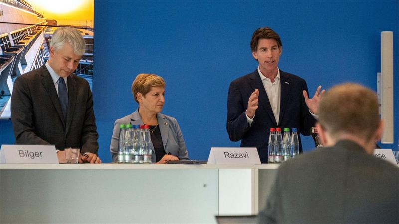 Neues Drohnen-Erkennungs-System am Hamburger Flughafen Am Flughafen Stuttgart informieren Bundesverkehrsminister Steffen Bilger (CDU), Baden-Württembergs Verkehrsministerin Nicole Razavi (CDU) und der Geschäftsführer des Flughafens, Ulrich Heppe, über das neue System.