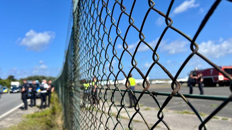 Am Flughafen Sylt sind Polizisten schnell zur Stelle, nachdem Klima-Aktivisten der Letzten Generation ein Loch in den Zaun geschnitten haben und auf das Gelände gelangt sind.