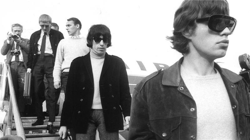 Vor 60 Jahren: Wie ein Konzert der Rolling Stones eskalierte Am Flughafen Tegel verlassen Mick Jagger und Bill Wyman das Flugzeug. (Archivbild)