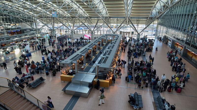 Großer Andrang zum Ferienbeginn am Hamburger Flughafen Am Flughafen herrschte reger Betrieb.