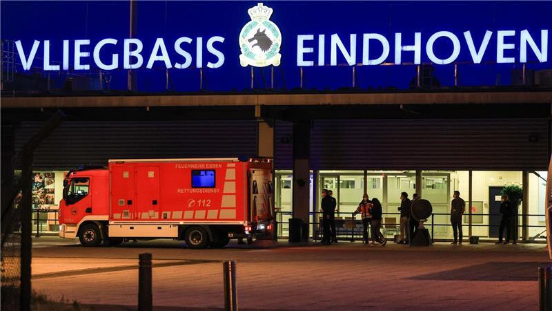Am Flughafen in Eindhoven warteten bereits Rettungswagen auf die deutschen Passagiere.