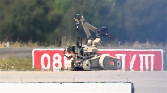 Am Flughafen kam auch ein Sprengroboter zum Einsatz.