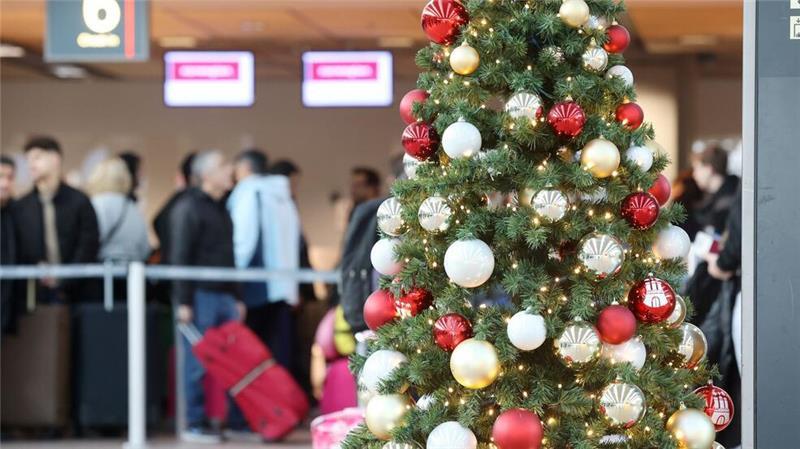 Weihnachtsferien in Hamburg gestartet Am Flughafen stieg der Andrang.