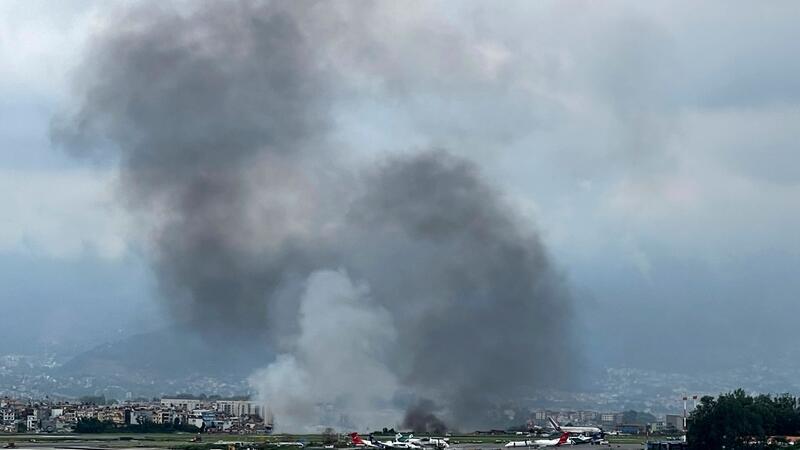 Flugzeug in Nepal kurz nach Start verunglückt - 18 Tote Am Flughafen von Kathmandu stieg eine große Rauchwolke auf.