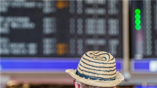 Am Frankfurter Flughafen drohen zum Ferienstart längere Wartezeiten.