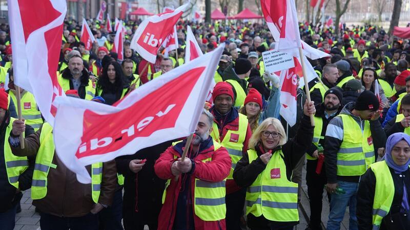 Verdi und Fridays for Future streiten für besseren ÖPNV Am Freitag findet ein bundesweiter ÖPNV-Warnstreik von Verdi in Kooperation mit Fridays for Future unter dem Motto #Wirfahrenzusammen statt.