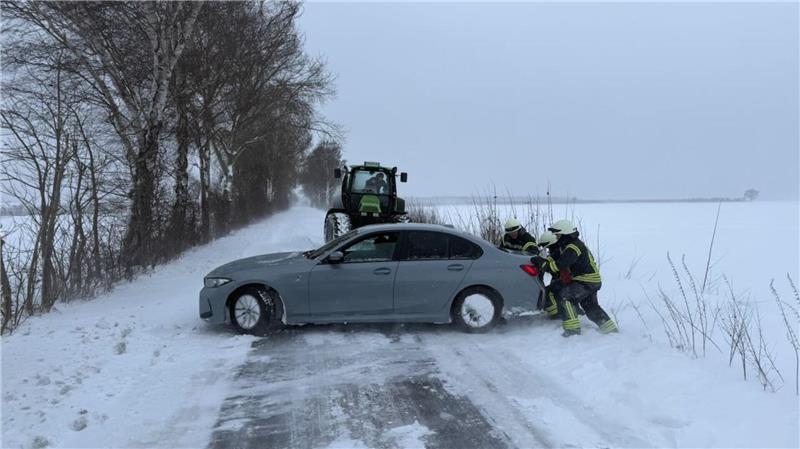 Am Freitag mussten die Feuerwehren zahlreiche stecken gebliebene Fahrzeuge aus Gräben und von Fahrbahnen schieben.