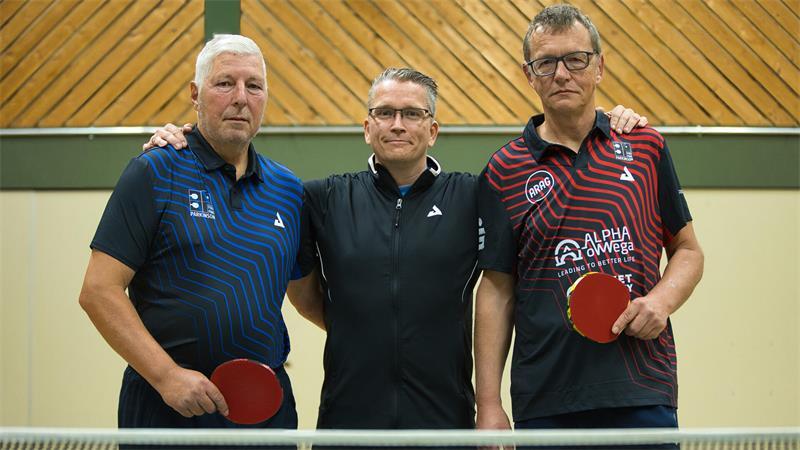 Am Freitag war die Eröffnungszeremonie. Ab Samstag geht es für Carsten Roosen und Björn Hagemeister (rechts) aktiv an die Platte. Trainer Malte Lau (Mitte) begleitet die beiden.