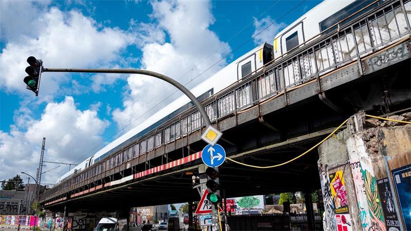 Am Freitag wird die Max-Brauer-Allee im Bereich der Sternbrücke bis zum 2. September gesperrt. (Archivbild)