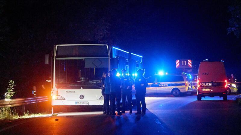 Alle Opfer nach Messerangriff in Bus außer Lebensgefahr Am Freitagabend hatte eine 32 Jahre alte Deutsche in einem Shuttle-Bus mit einem Messer auf Menschen eingestochen. (Archivfoto)