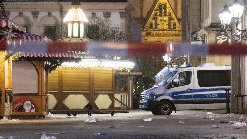 Am Freitagabend ist in Magdeburg ein Mann in eine Menschenmenge auf dem Weihnachtsmarkt gerast.