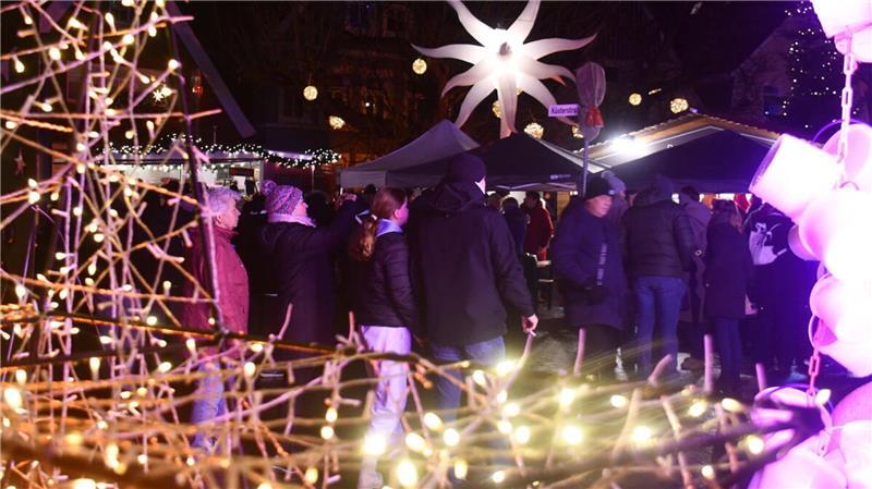 Am Freitagabend sorgte rechtsradikale Musik aus den Lautsprechern für Empörung auf dem Sternenmarkt in Otterndorf. Foto: Schröder
