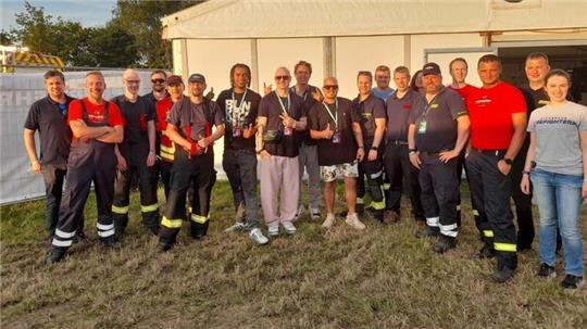 Am Freitagabend statten die Culcha-Candela-Bandmitglieder den Feuerwehrleuten auf dem Deichbrand-Gelände einen Besuch ab. Gut zwei Stunden später spielt die Band im Palastzelt.