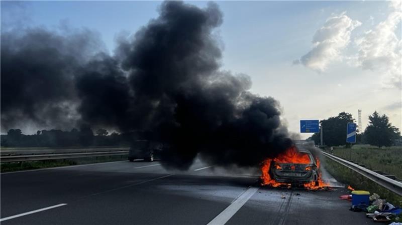Auto brennt auf A1 - Mehrere Fahrer mit Alkohol am Steuer Am Freitagmorgen brannte ein Auto vollständig aus.