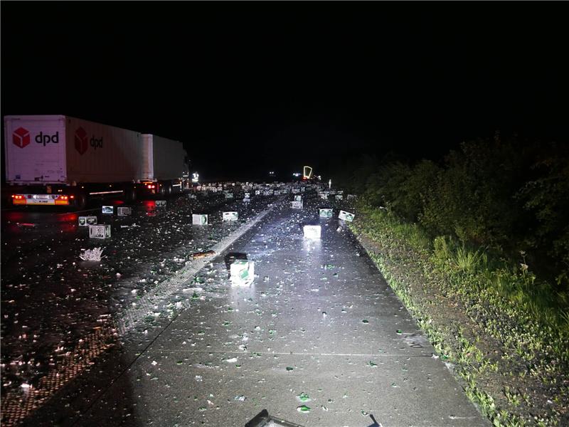 Bier auf der Autobahn: Lkw kracht in Bergungsfahrzeug Am Freitagmorgen ist Sattelschlepper auf ein Bergungsfahrzeug aufgefahren. Dabei hat er seine Ladung verloren. Foto: Polizei