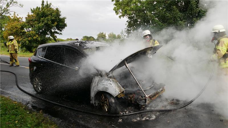 Am Freitagnachmittag geriet das Fahrzeug einer 61-Jährigen in Brand.