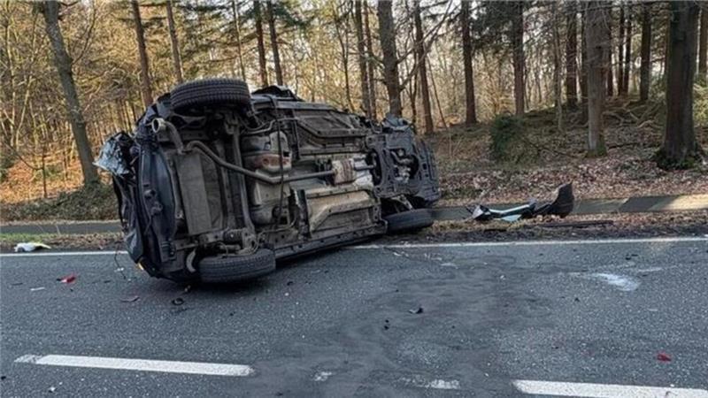 Seniorin (87) kracht mit Auto gegen Rathaus Am Freitagnachmittag überschlug sich dieser Wagen bei einem Unfall in Drangstedt.