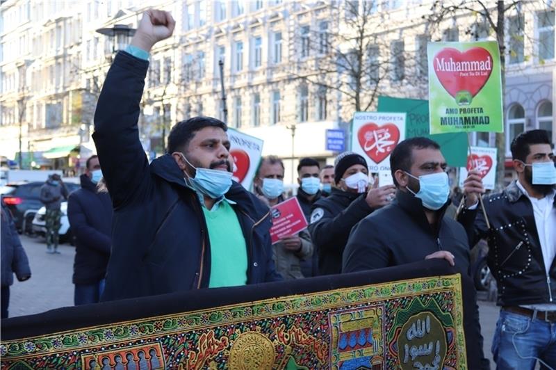 Am Freitagnachmittag zogen die muslimen Demonstranten von St. Georg bis vor das Rathaus. Foto: Lorenz