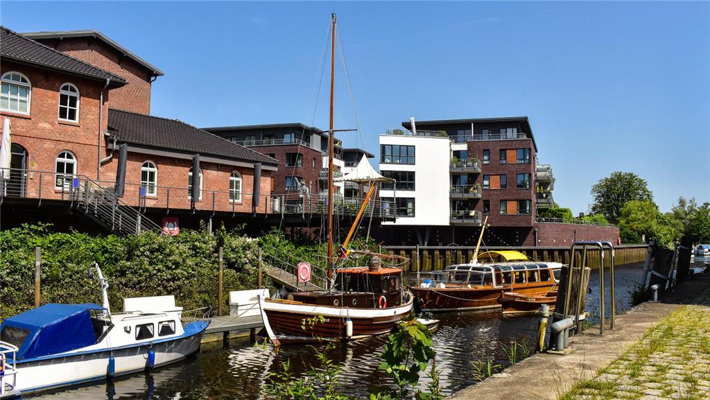 Am Fuße des Buxtehuder Hafens kann man sich auf einer Bank eine Pause gönnen und...
